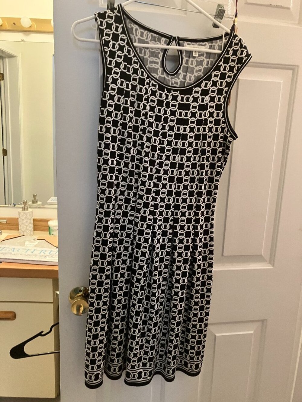 sleeveless black and white modal stretch fabric, with key hole back size M